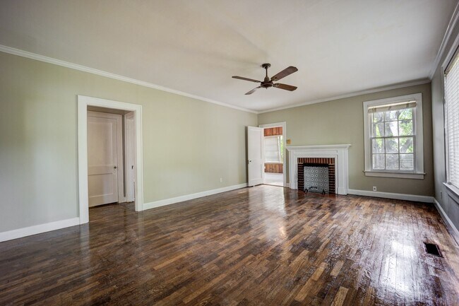 Building Photo - Freshly Updated 3 Bedroom Home