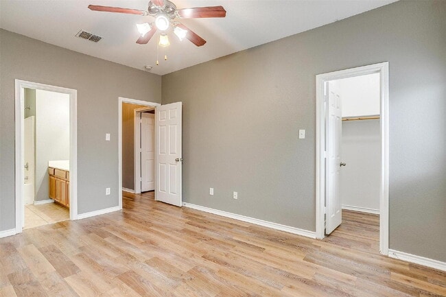Building Photo - Charming 3-Bed, 2-Bath Duplex in Burleson