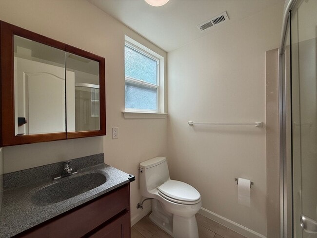 Building Photo - Townhouse living - Nice and clean 3 bedroo...