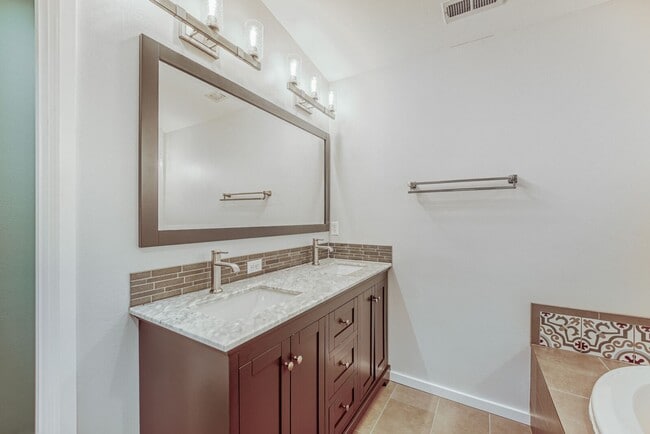 Building Photo - 2Bd/2.5Ba Issaquah Townhouse