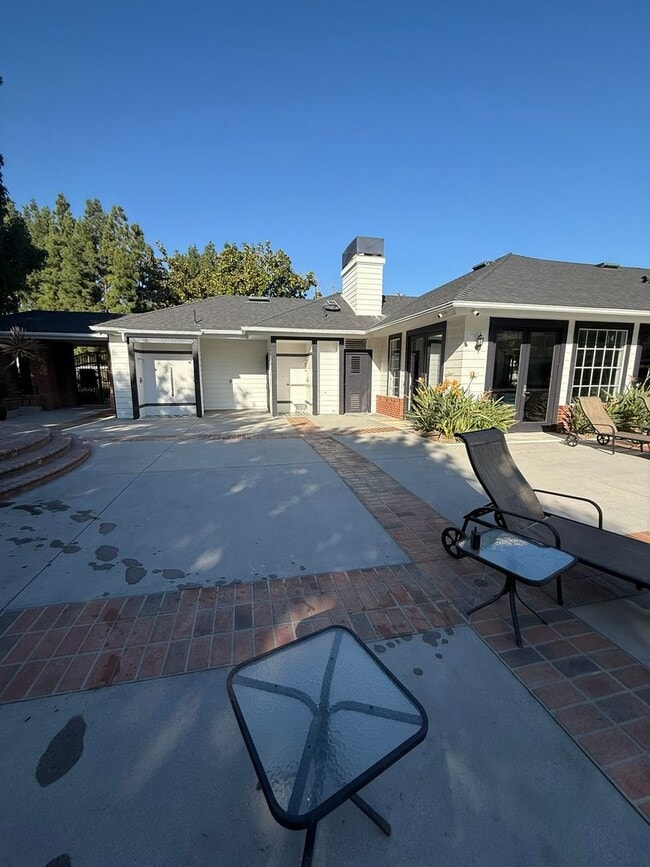 Building Photo - **Charming 1bed 1bath Condo located in the desirable Canyon Villa Community**