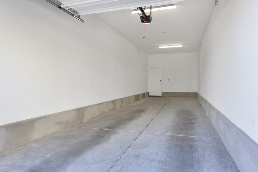 Building Photo - 2555 Hampton Rd