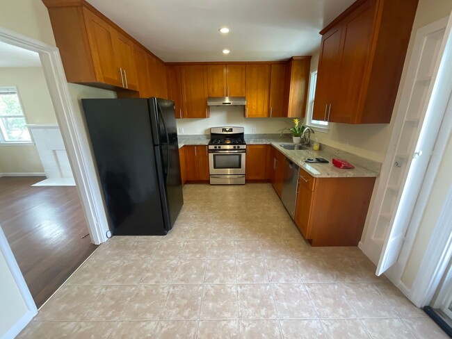 Building Photo - Charming San Carlos Home in Prime Location!