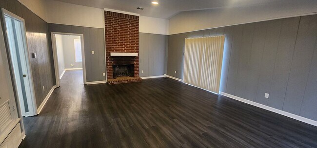Building Photo - 1007 N Roselawn Dr