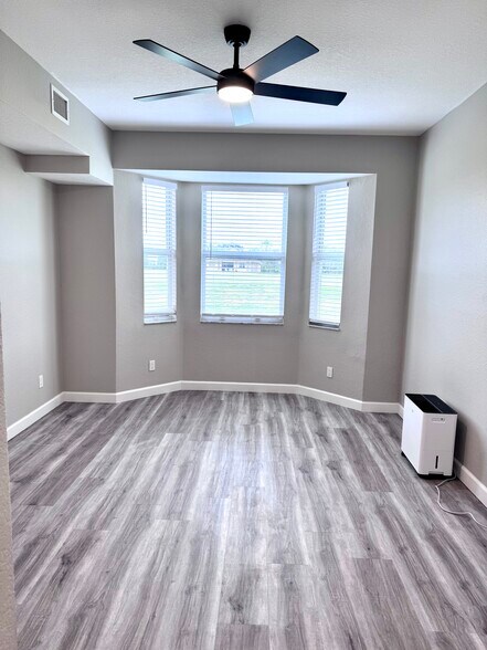 Building Photo - 819 Fairwaycove Ln