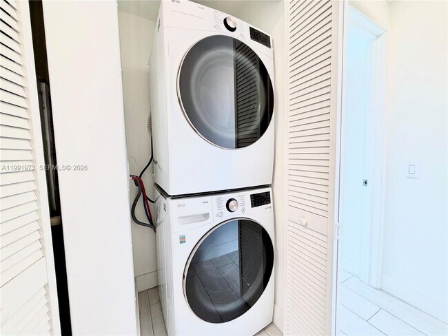 Building Photo - 2000 Metropica Wy