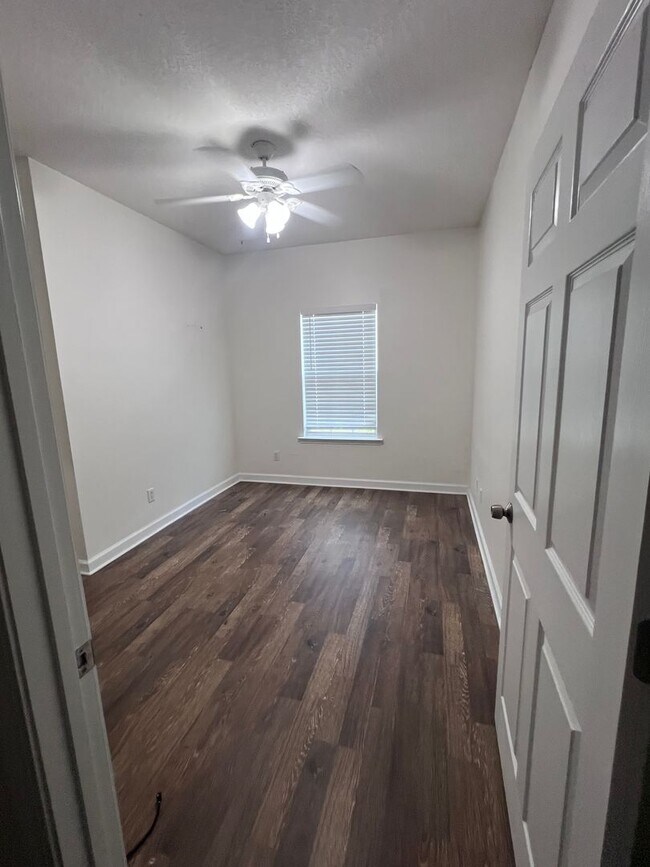 Building Photo - Newly renovated 2 bedroom, 2 bathroom condo coming soon!
