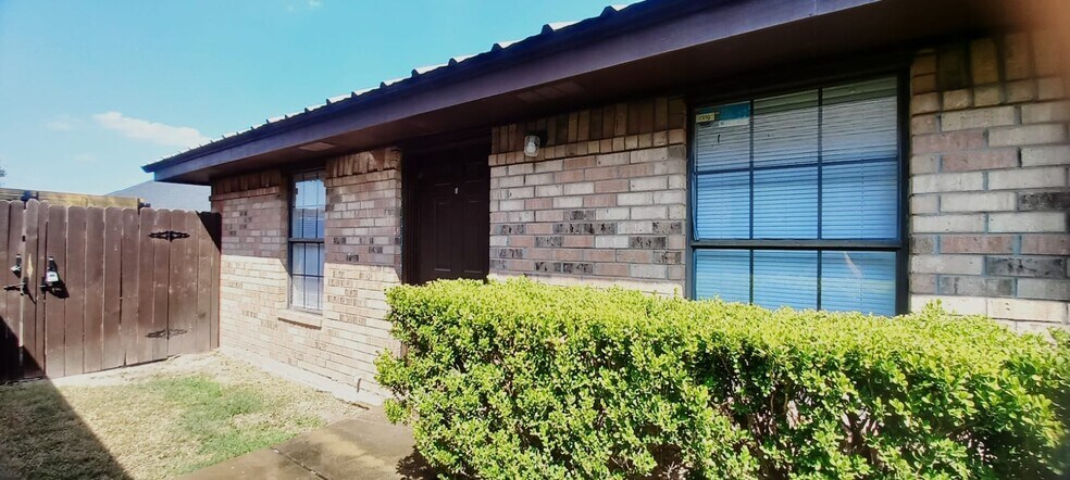 Building Photo - 1301 W Carmen Ave
