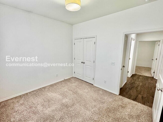 Building Photo - 3 Bed, 2 Bath Home with Garage / Pet-Friendly / Available Now!