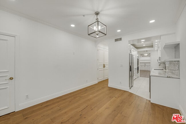 Building Photo - 342 N Palm Dr