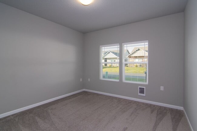 Building Photo - 2 Bed 2 Bath Single level home in Gated pr...