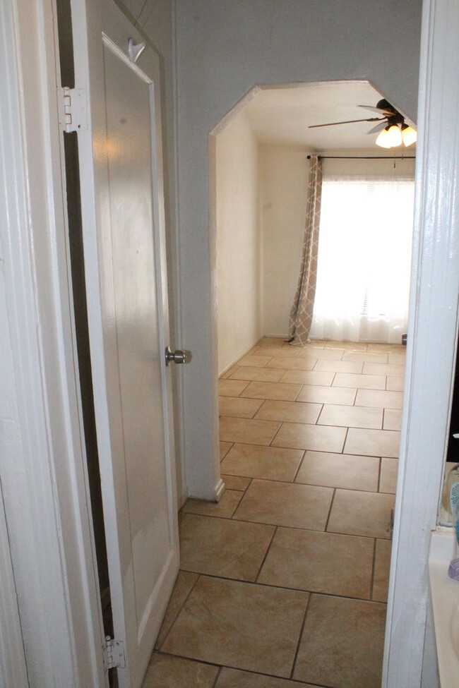 Building Photo - 1 Bedroom, 1 Bathroom House in Antioch wit...