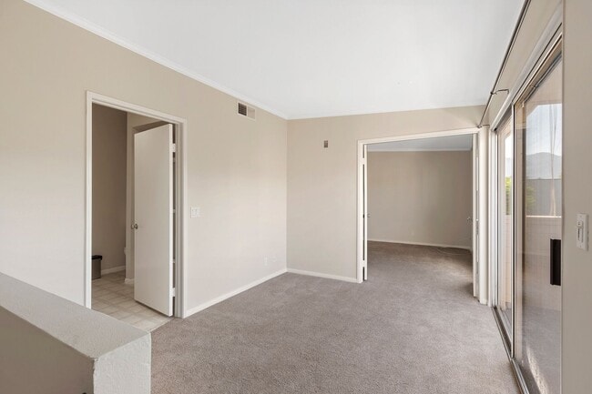 Building Photo - Excellent 1 Br 1Ba with Den in a Well Kept...