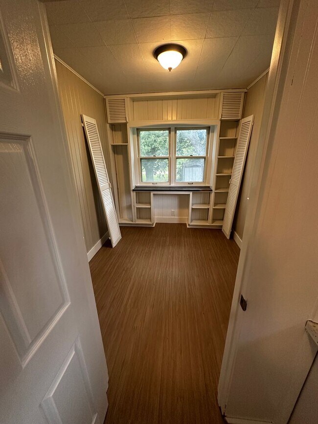 Building Photo - Updated Home Available July 1st