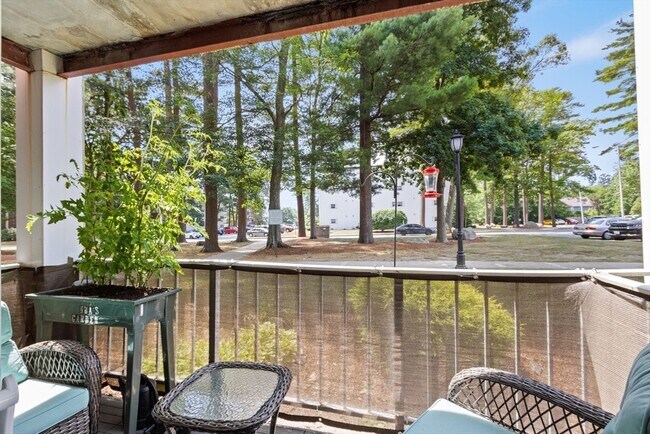 Building Photo - 46 Greentree Ln