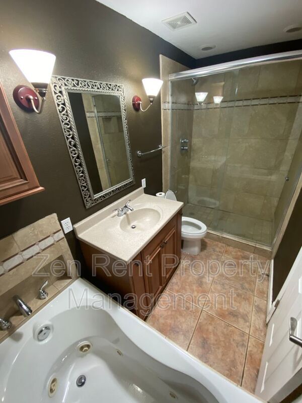 Building Photo - 815 W Juanita Cir