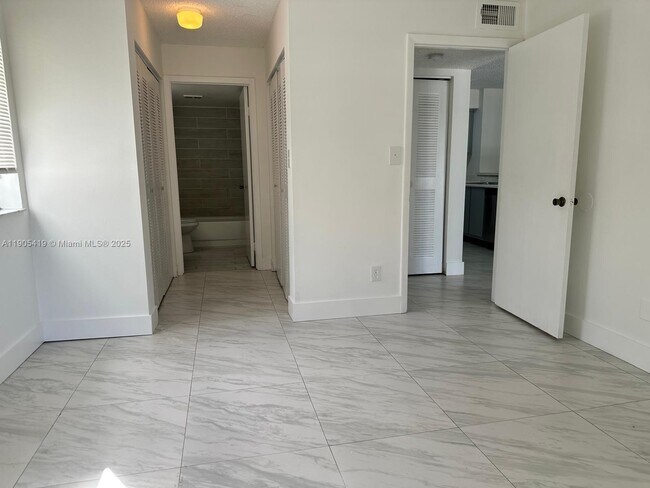 Building Photo - 610 S Park Rd