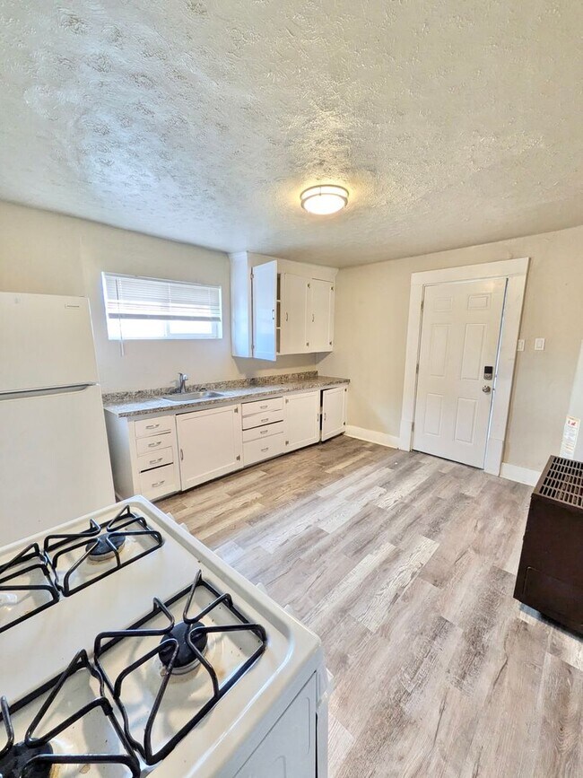 Building Photo - 1833 E 3rd St