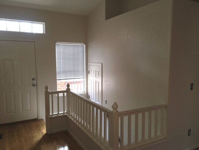 Building Photo - Modern Waneka Lake 4 Bedroom, 3 Bath Prett...