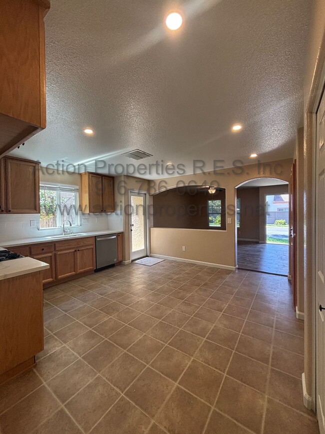 Building Photo - West Roseville LongMeadow 2 Gated, Single ...