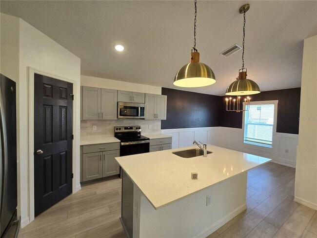 Building Photo - 2441 Oakwood Ln