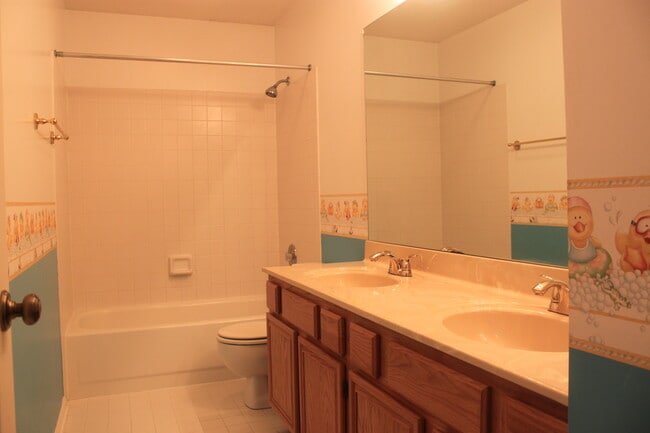 Building Photo - 324 Forest Dr