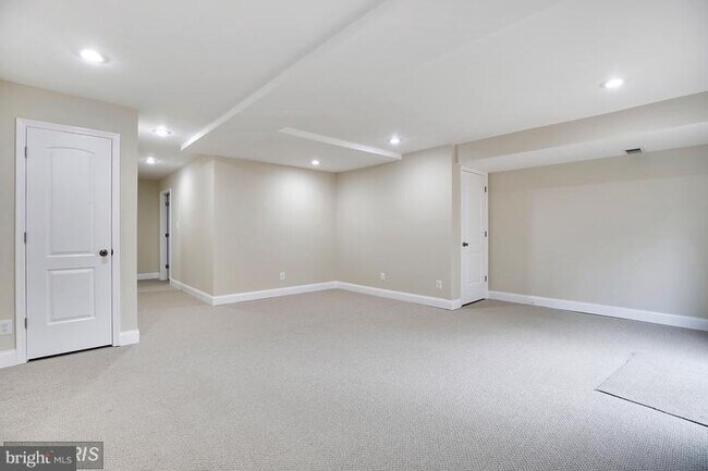 Building Photo - 2050 Forest Hill Ln