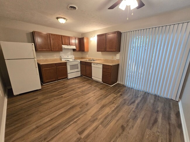 Building Photo - NEW LISTING!!!!!