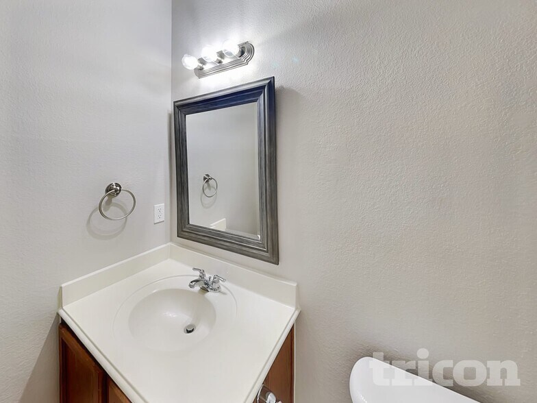 Building Photo - 1643 Hillside Dr