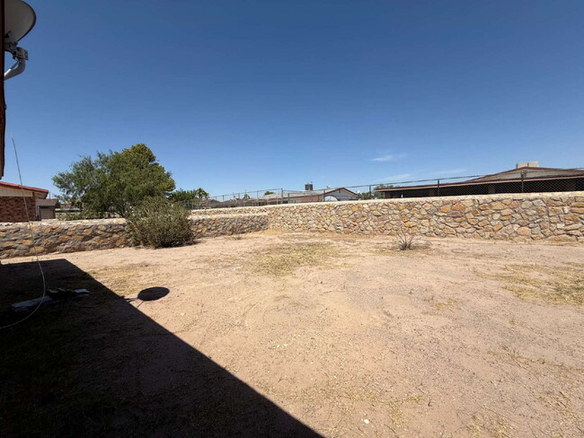 Building Photo - 955 Versailles Dr