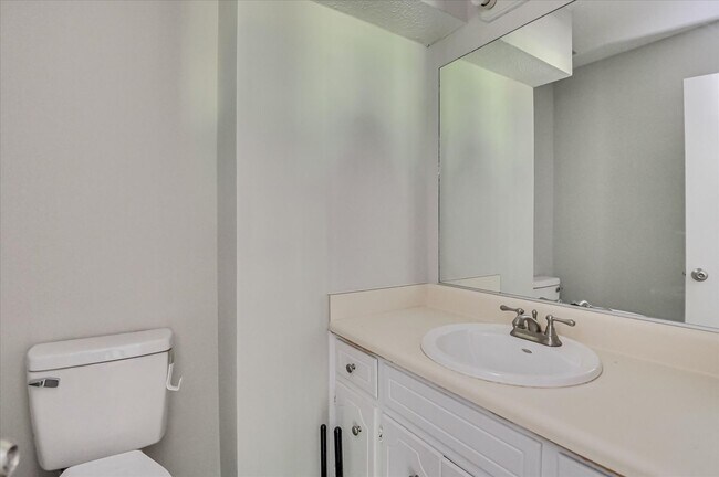 Building Photo - 3 bedroom, 2.5 bathroom home on a large co...