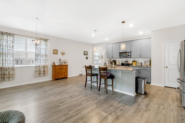 Building Photo - 376 Brennan Dr