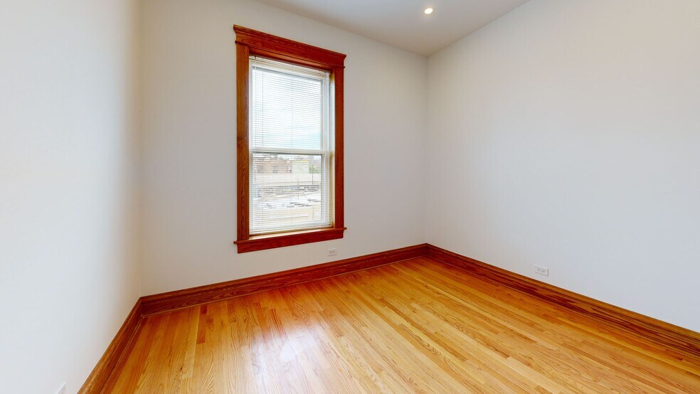 Building Photo - 3406 N Sheffield Ave
