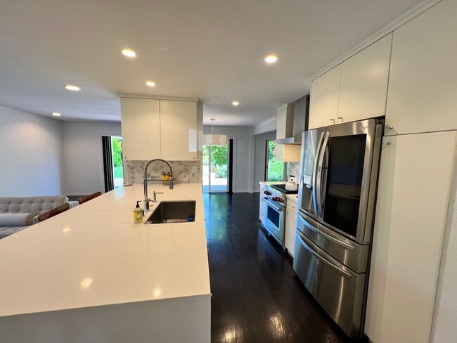 Building Photo - UPDATED THREE BEDROOM TWO BATH ONE-LEVEL EAST CORTE MADERA HOME WITH STUNNING OUTDOOR SPACE