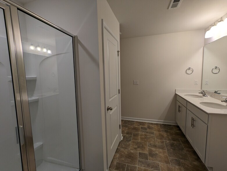 Building Photo - Room in Townhome on Guildford Hill Ln