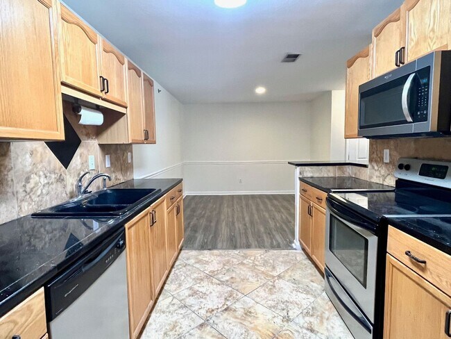 Building Photo - 2 Bed/2 Bath, Gated Community, Close to Sh...