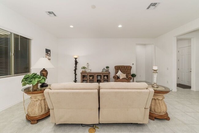Building Photo - Beautiful home in Gated Dove Mountain Comm...