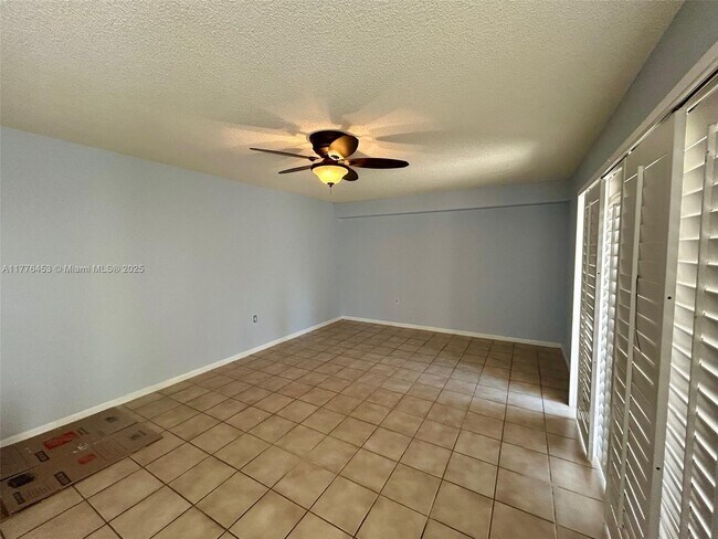Building Photo - 409 Live Oak Ln