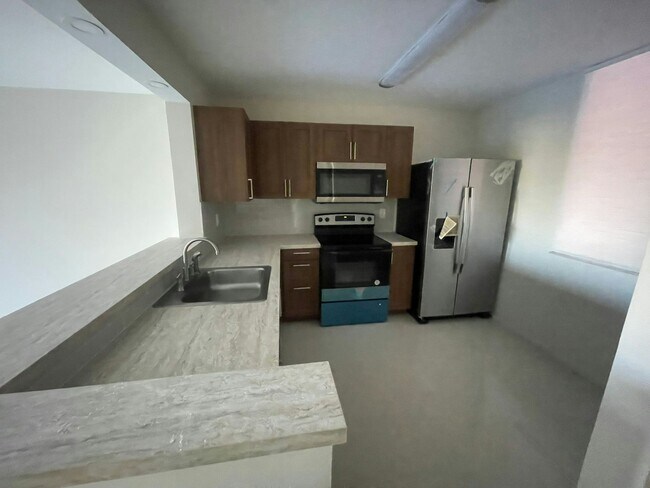 Building Photo - 2820 Somerset Dr