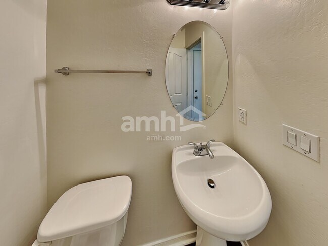 Building Photo - 6922 S 38th Ln