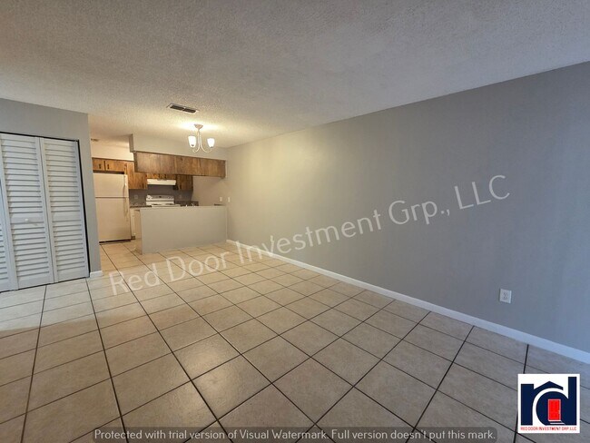 Building Photo - Spacious 2/2 quadplex
