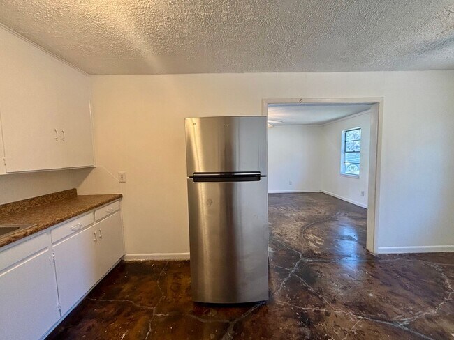 Building Photo - 2/1 House in Hip East Austin!