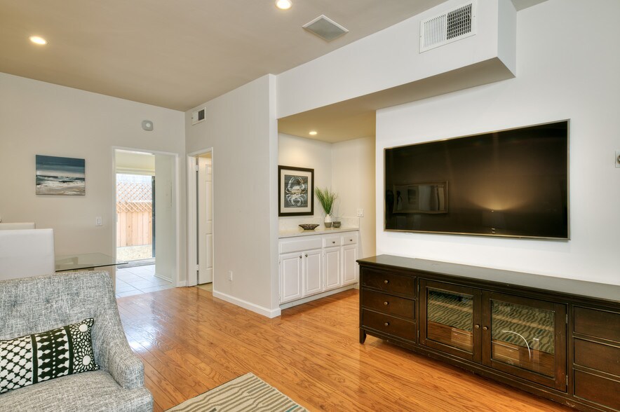 Living Room / Bar area - 938 18th St