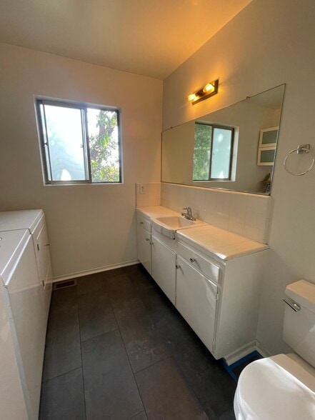 Building Photo - 1827 Oak Tree Dr