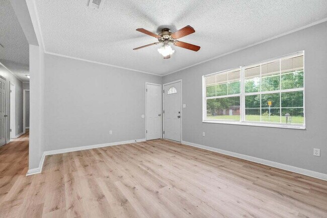 Building Photo - A small-town charm ready for move in!