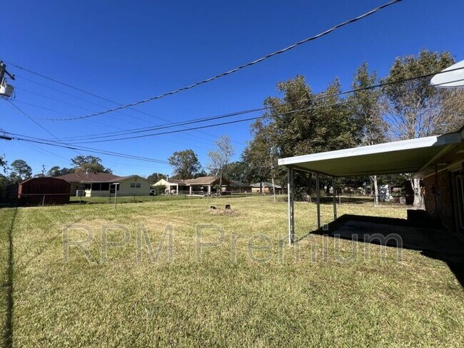 Building Photo - 207 Sinbad St