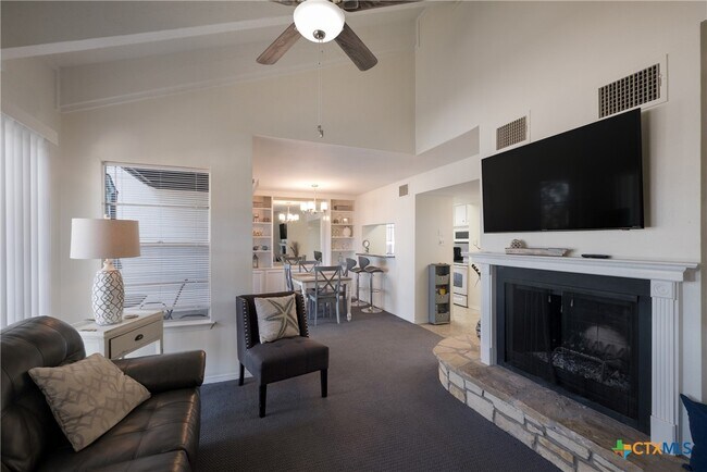 Building Photo - 1135 Parkview Dr