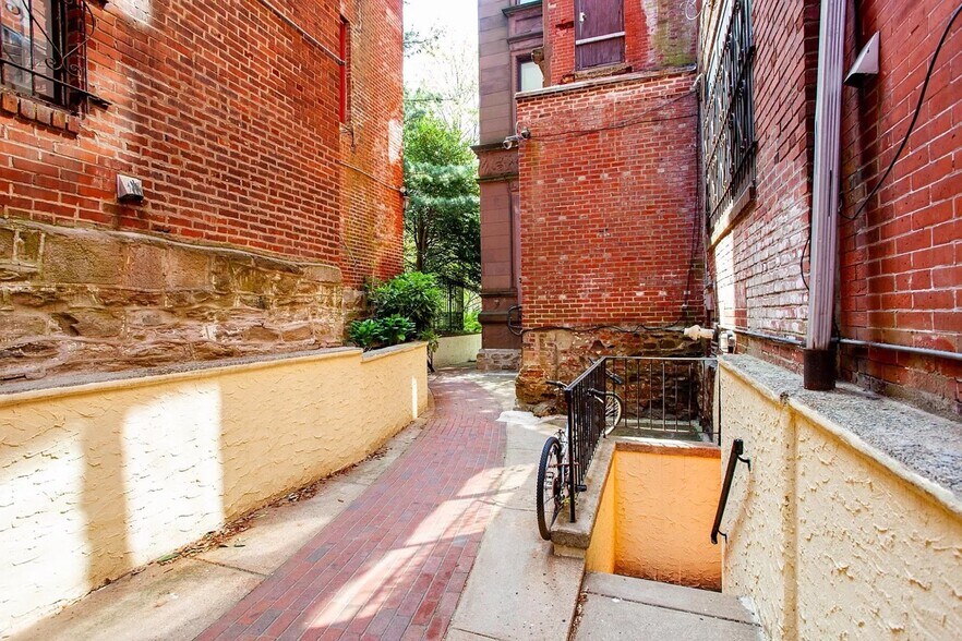 Building Photo - 2213 Green St