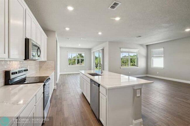 Building Photo - 9041 Dahlia Cir