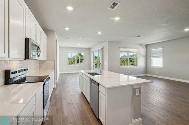 Building Photo - 9041 Dahlia Cir
